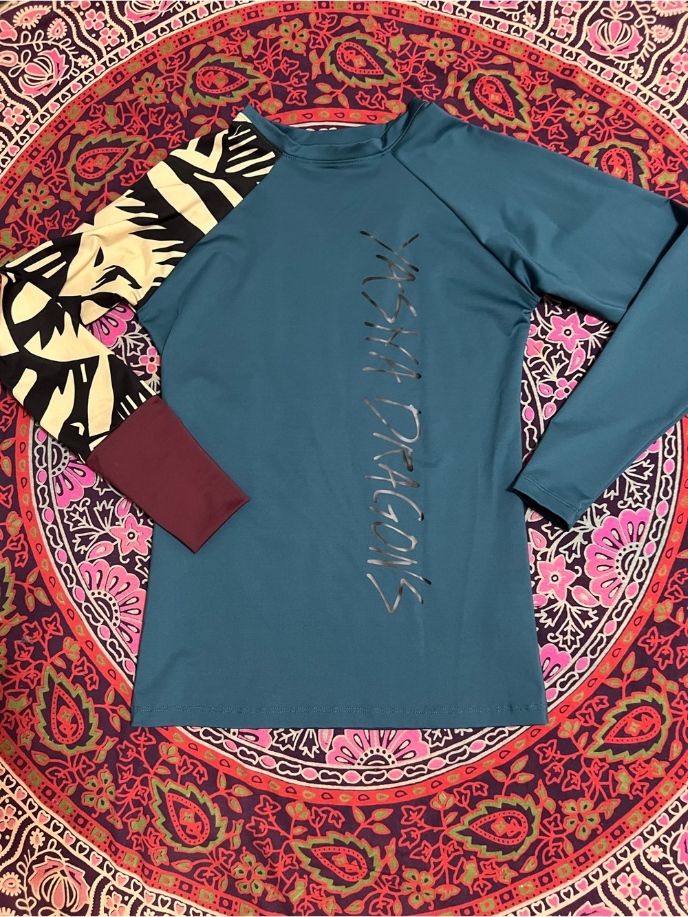 Seea Women’s Teal Graphic Rash Guard Top with Contrast Sleeve size L
